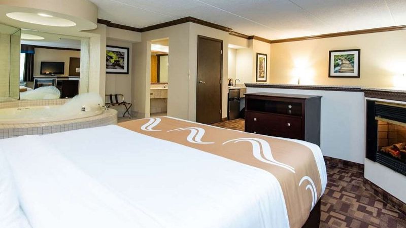 Quality Inn & Suites Quakertown, room with private jacuzzi, photo 4