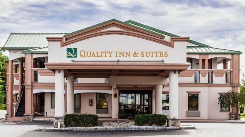 Quality Inn & Suites Quakertown, room with private jacuzzi, photo 6