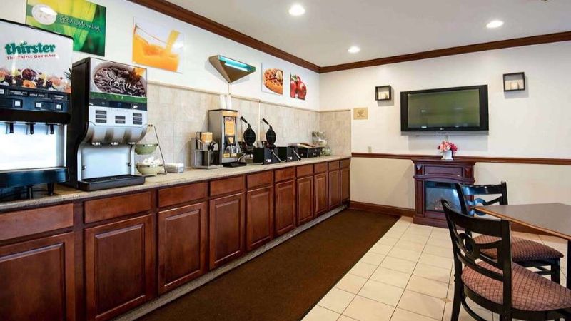 Quality Inn & Suites Quakertown, room with private jacuzzi, photo 7