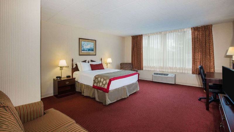 Ramada by Wyndham Ligonier, room with private jacuzzi, photo 2