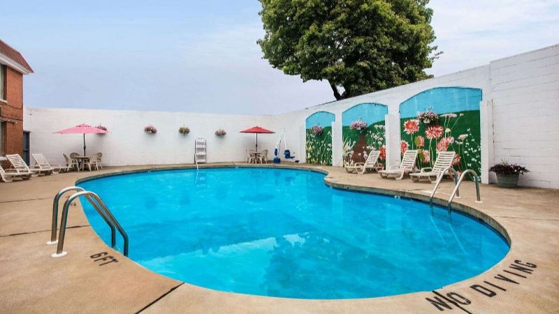Ramada by Wyndham Ligonier, room with private jacuzzi, photo 6