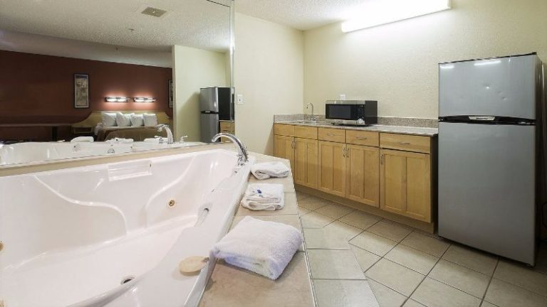 Red Roof Inn & Suites Philadelphia – Bellmawr