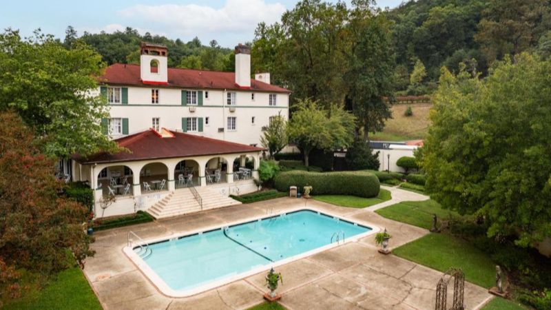 The 1927 Lake Lure Inn and Spa, room with private jacuzzi, photo 7