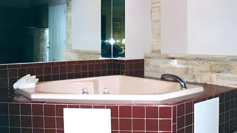 Village Inn & Suites - Smithville, room with private jacuzzi, photo 1