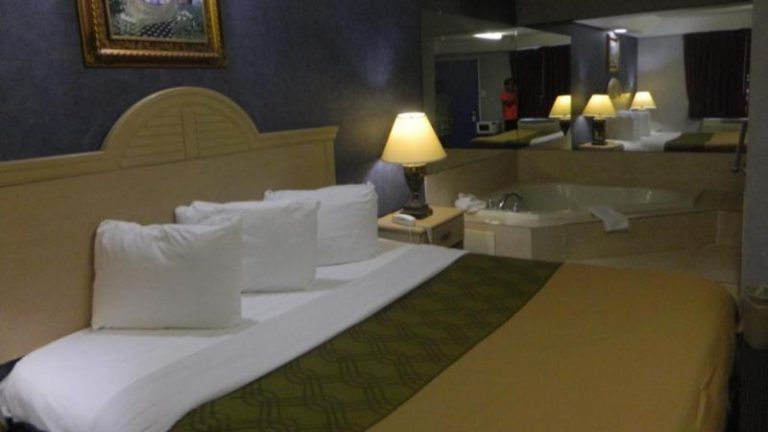 Village Inn & Suites – Smithville