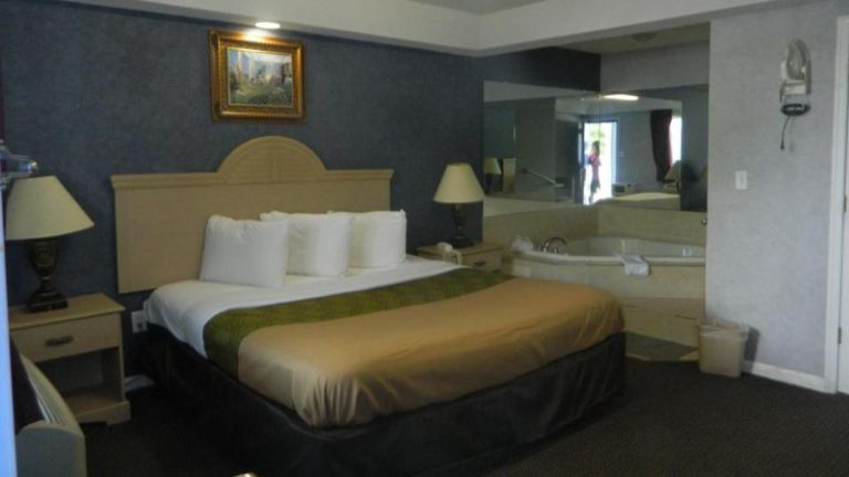 Village Inn & Suites – Smithville
