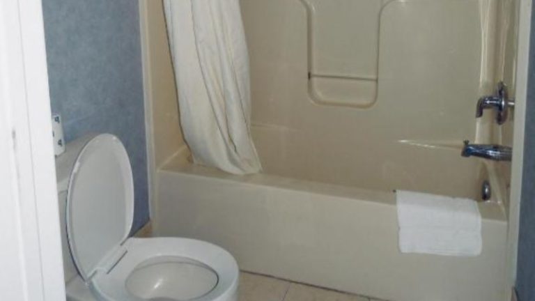 Village Inn & Suites – Smithville