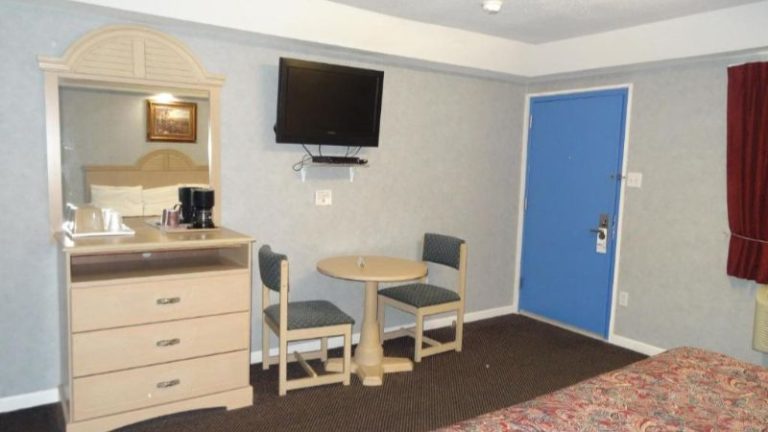 Village Inn & Suites – Smithville