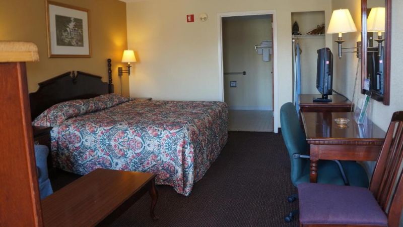 Clarksville Inn, room with private jacuzzi, photo 3