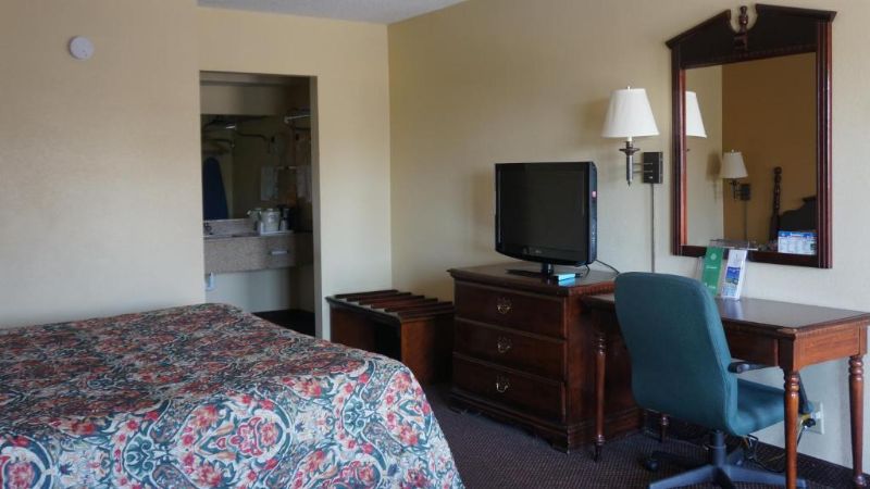 Clarksville Inn, room with private jacuzzi, photo 4