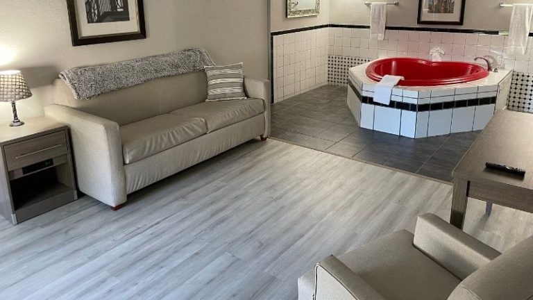 Whaler Inn & Suites
