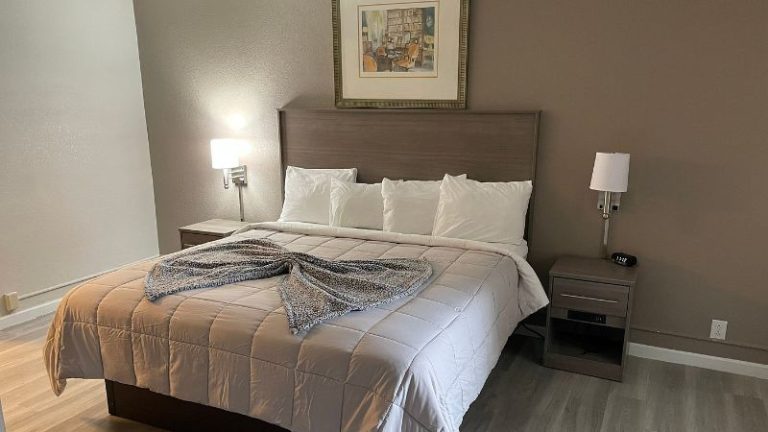 Whaler Inn & Suites