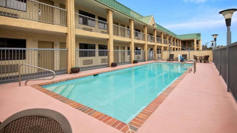 Best Western Cedar Inn