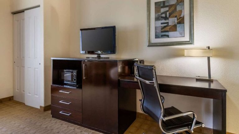 Best Western Plus Lytle Inn & Suites