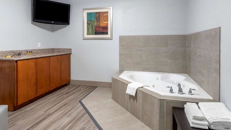 Best Western Plus Orange County1 - jacuzzi hotel room