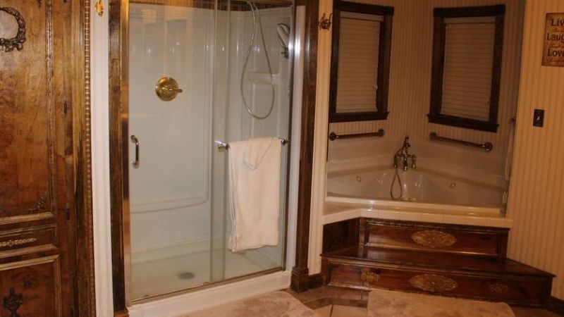 Book Nook Inn1 - jacuzzi hotel room