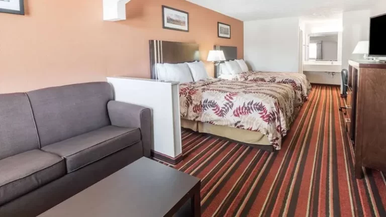 Days Inn & Suites by Wyndham Winnie