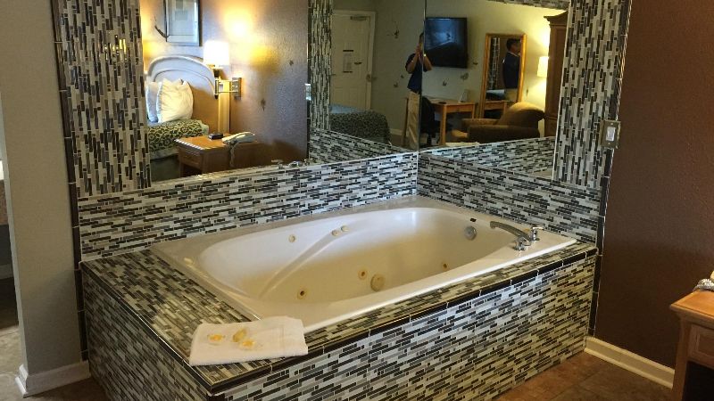 Days Inn by Wyndham New Braunfels, room with private jacuzzi, photo 1