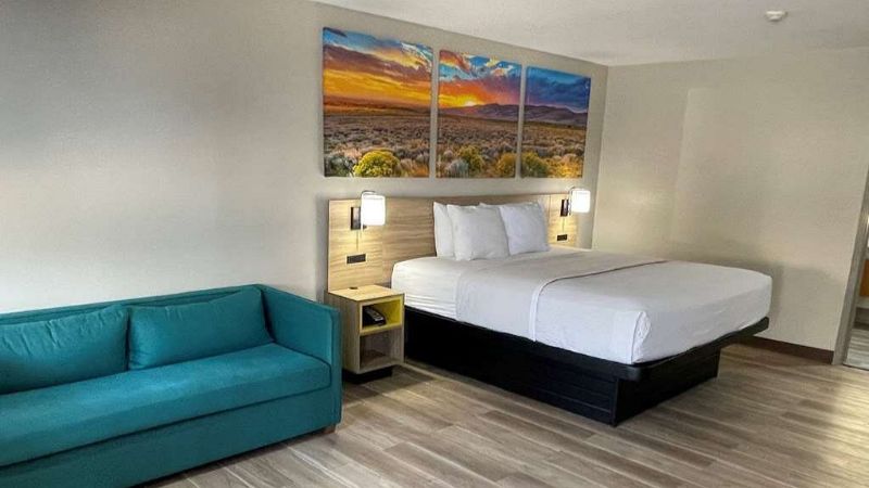Days Inn by Wyndham New Braunfels, room with private jacuzzi, photo 2