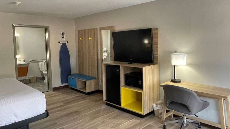 Days Inn by Wyndham New Braunfels, room with private jacuzzi, photo 3