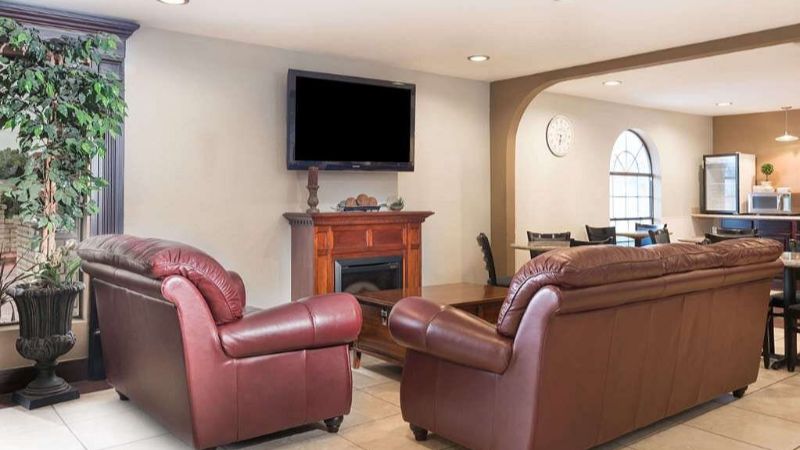 Days Inn by Wyndham New Braunfels, room with private jacuzzi, photo 4