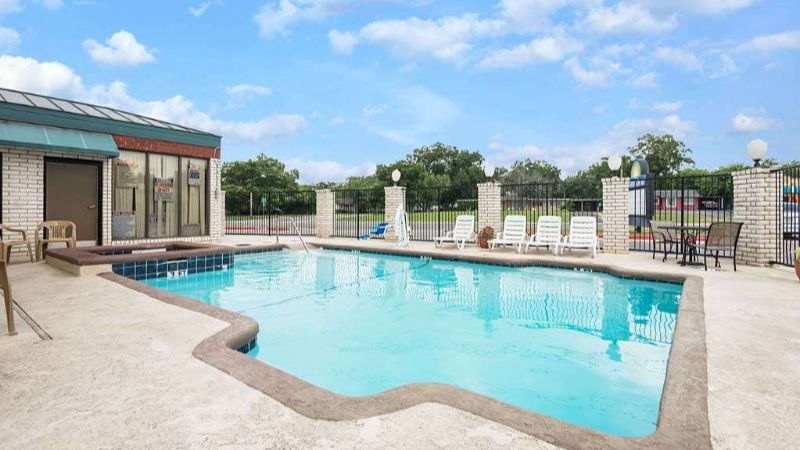 Days Inn by Wyndham New Braunfels, room with private jacuzzi, photo 5