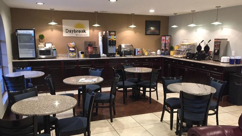 Days Inn by Wyndham New Braunfels, room with private jacuzzi, photo 6