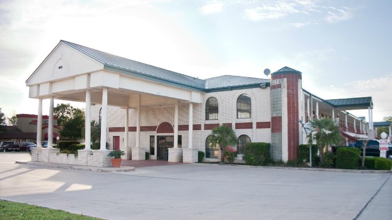 Days Inn by Wyndham New Braunfels, room with private jacuzzi, photo 7