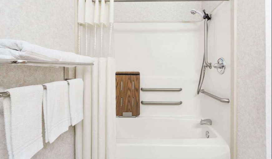 Days Inn by Wyndham Glen Allen, room with private jacuzzi, photo 5