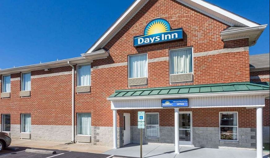 Days Inn by Wyndham Glen Allen, room with private jacuzzi, photo 6