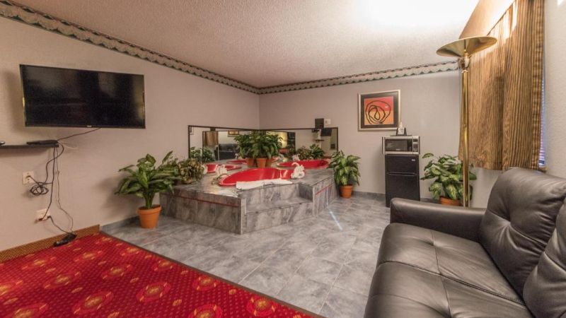 Patuxent Inn Motel, room with private jacuzzi, photo 3