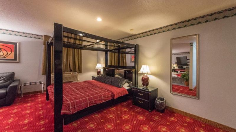 Patuxent Inn Motel, room with private jacuzzi, photo 2