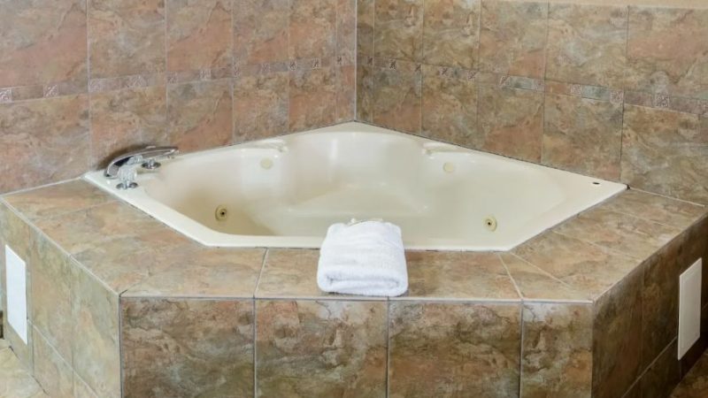 Quality Suites Burleson – Ft. Worth, room with private jacuzzi, photo 2