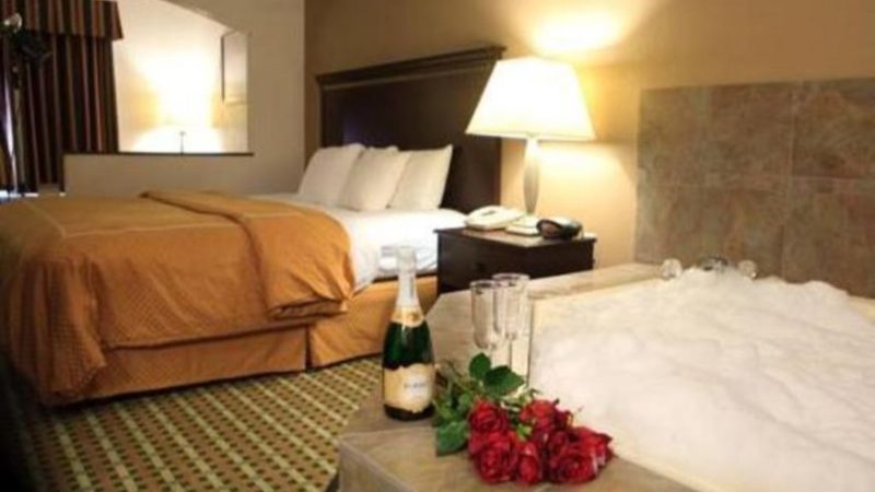 Quality Suites Burleson – Ft. Worth, room with private jacuzzi, photo 3
