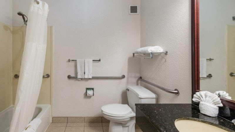Quality Suites Burleson – Ft. Worth, room with private jacuzzi, photo 4