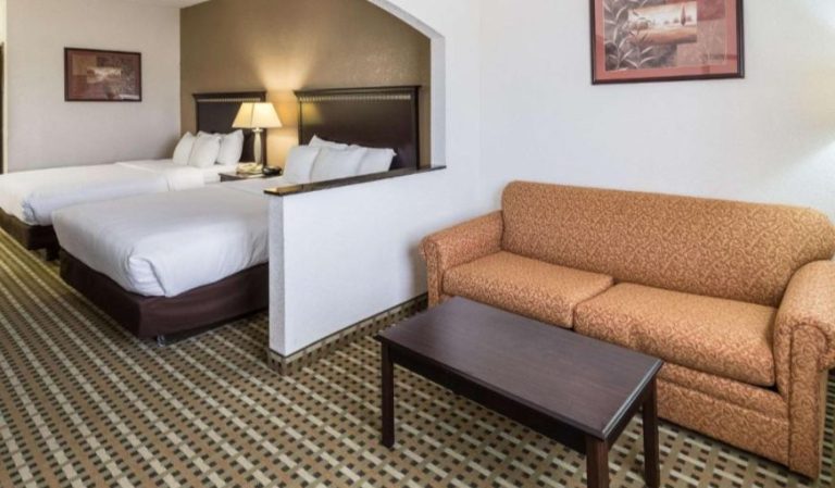 Quality Suites Burleson – Ft. Worth