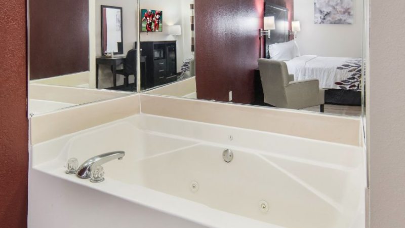 Red Roof Inn Fort Worth – Saginaw, room with private jacuzzi, photo 2