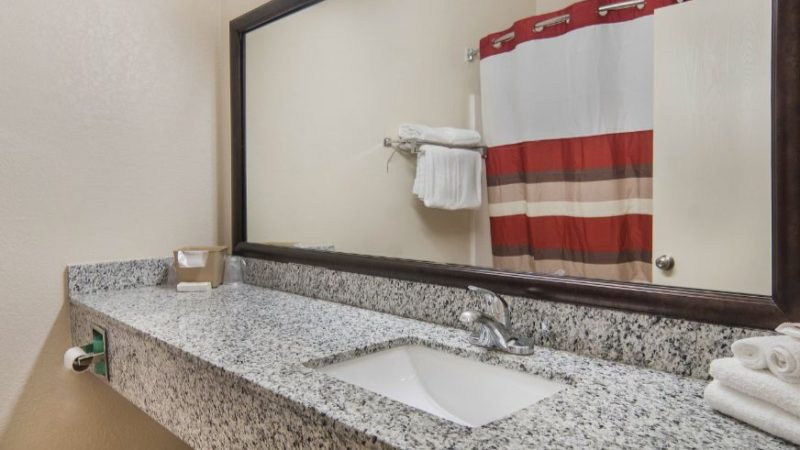 Red Roof Inn Fort Worth – Saginaw, room with private jacuzzi, photo 3