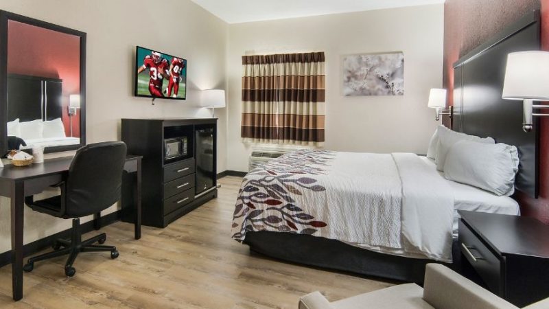Red Roof Inn Fort Worth – Saginaw, room with private jacuzzi, photo 4