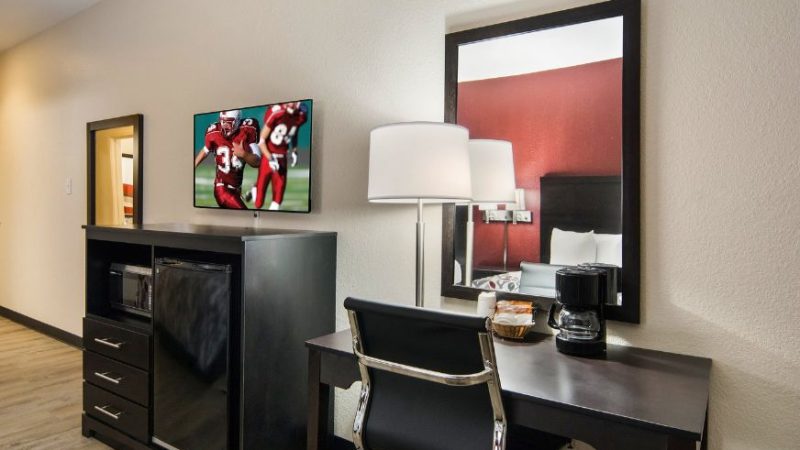 Red Roof Inn Fort Worth – Saginaw, room with private jacuzzi, photo 5