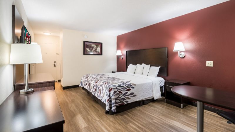 Red Roof Inn Murfreesboro, room with private jacuzzi, photo 3