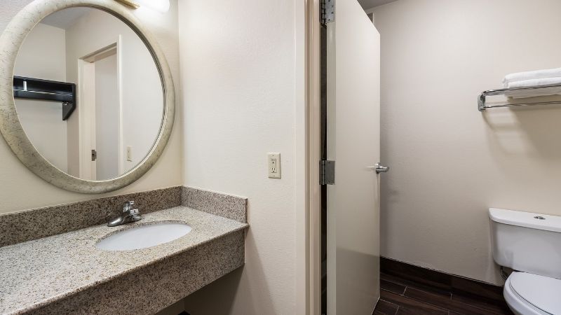 Red Roof Inn Murfreesboro, room with private jacuzzi, photo 4