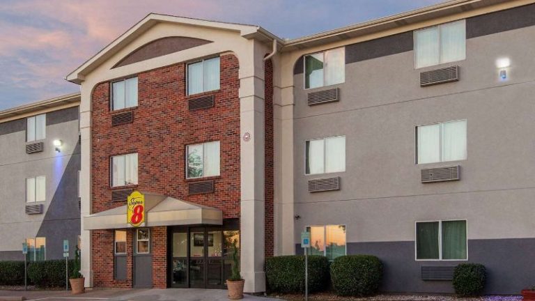 Super 8 by Wyndham Bedford DFW Airport West