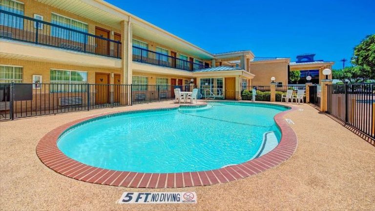 Super 8 by Wyndham Richardson Dallas