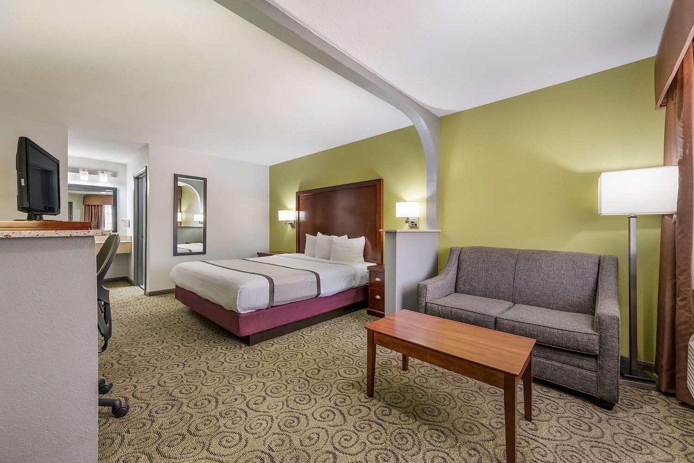 SureStay By Best Western Deer Park, room with private jacuzzi, photo 3