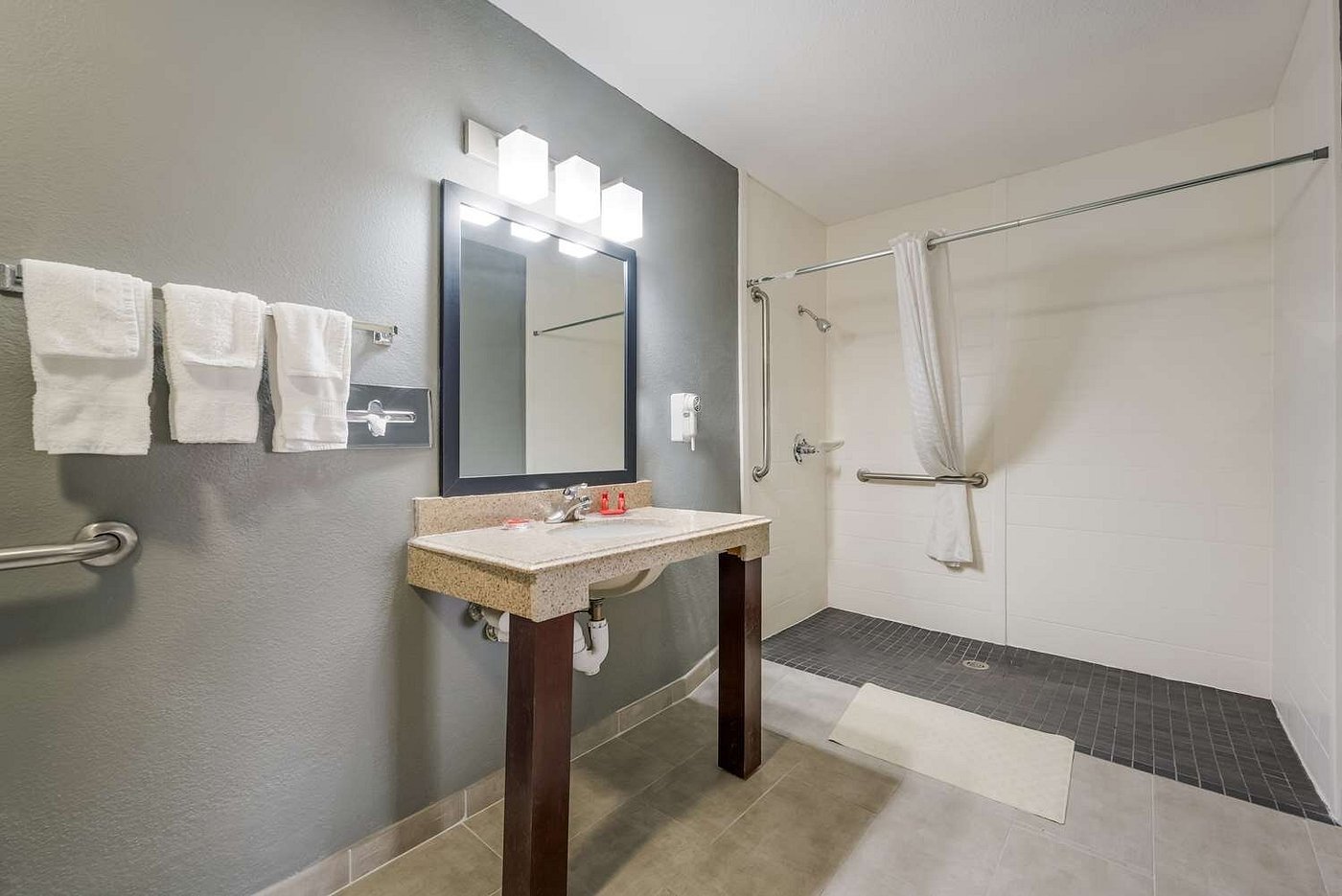 SureStay By Best Western Deer Park, room with private jacuzzi, photo 4