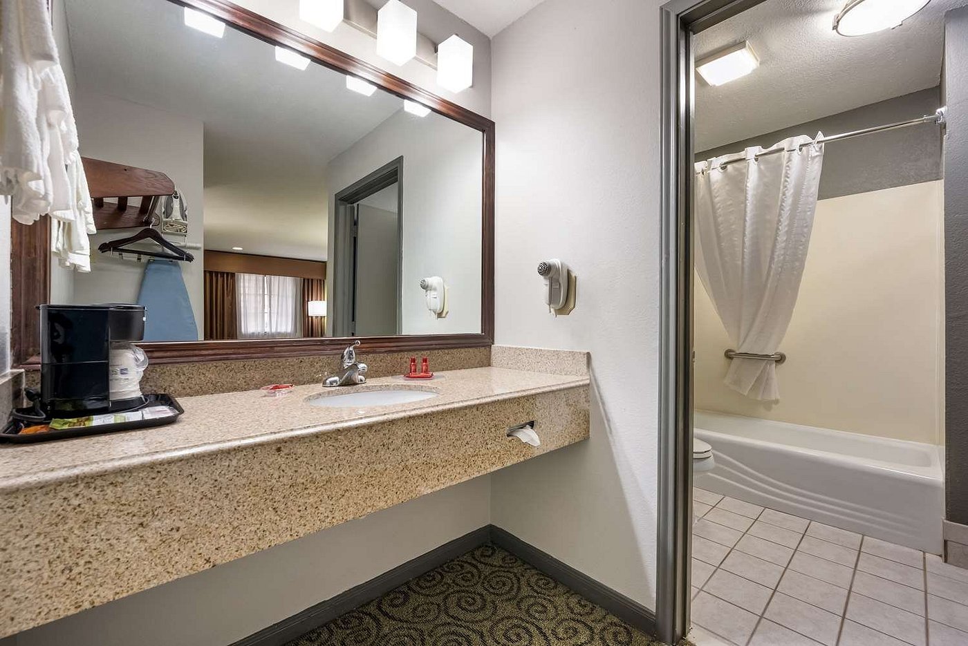 SureStay By Best Western Deer Park, room with private jacuzzi, photo 5