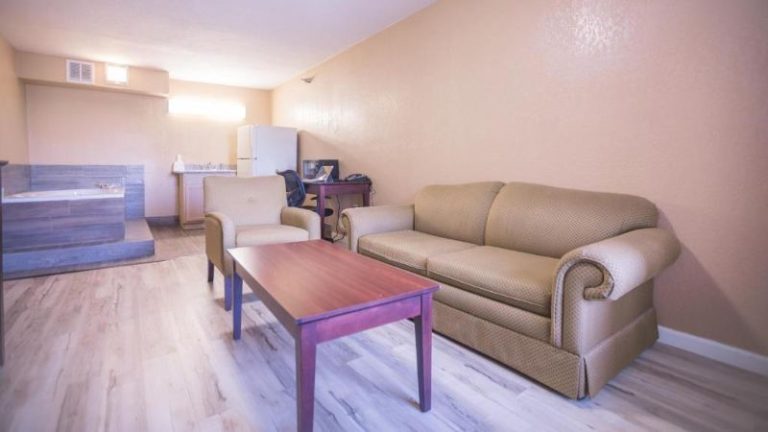 The Crossroads Hotel & Suites
