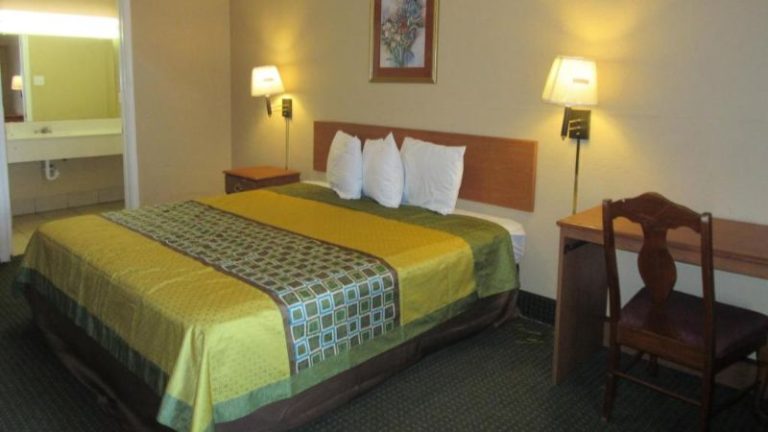 The Crossroads Hotel & Suites