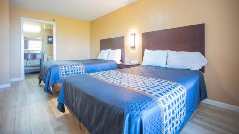 The Crossroads Hotel & Suites